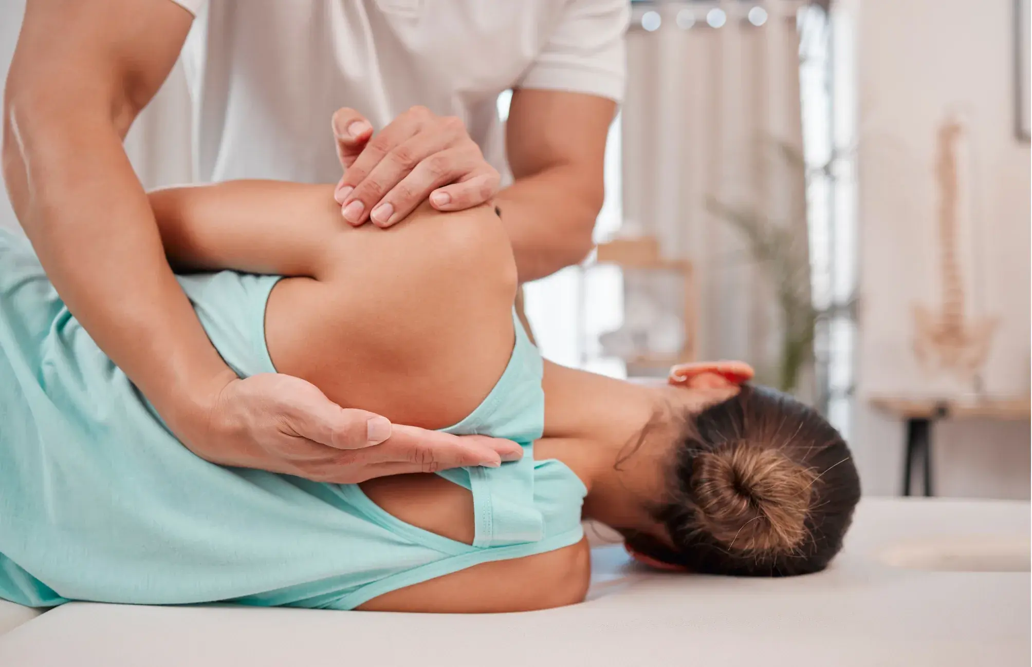 Dott. Pietro Previtali durante una valutazione osteopatica